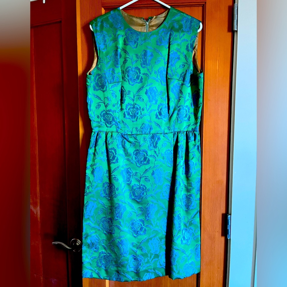 Gorgeous vintage floral brocade wiggle dress in emerald green and blue
